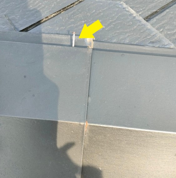 棟板金を固定する釘が浮いている　貫板の劣化